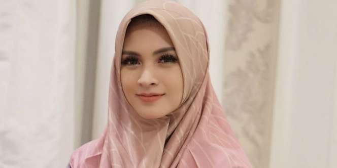 Berhijab, Bagian Kaki Donita Jadi Sorotan