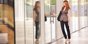 Tips dan Rambu-Rambu Tampil Casual di Kantor bagi Wanita Kariera