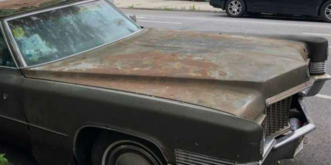 Misteri Mobil Mewah 25 Tahun Terparkir di Tepi Jalan