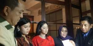Akhirnya.... Dewi Perssik dan Rosa Meldianti Berdamai!