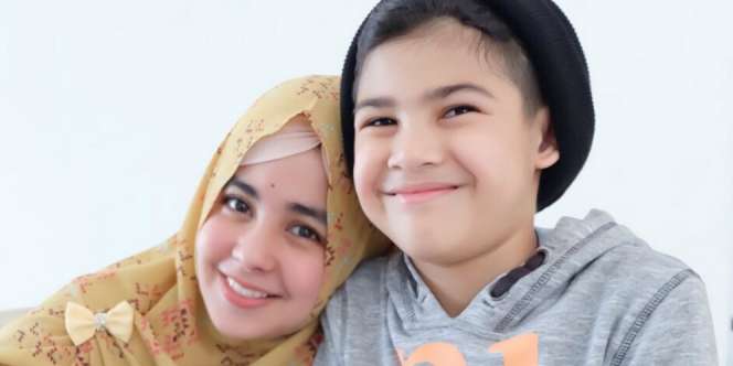 Ganteng dan Soleh Sejak Kecil, Ini Putra Sulung Risty Tagor
