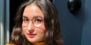 Pesona Stephanie Poetri, Putri Titi DJ yang Berparas Bule