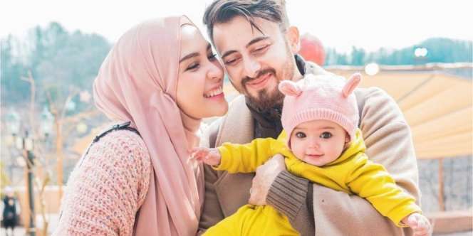 6 Potret Outfit Keluarga Influencer Hamidah Rachmayanti