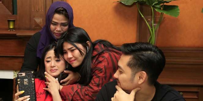 Kompak Cabut Laporan, Dewi Perssik dan Rossa Meldianti Sudah Akur