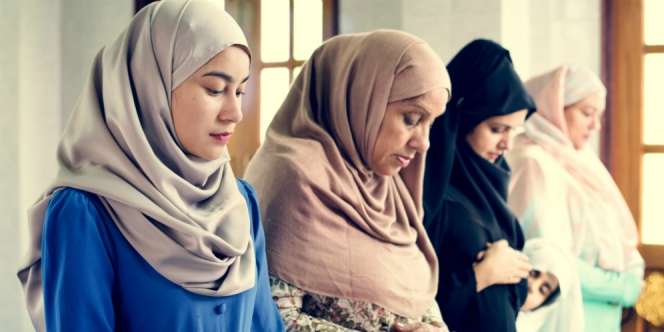 Wanita Sholat Berjemaah, Haruskah Azan dan Iqomat?