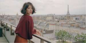 Gaya Riasan Natural Romantis ala Park Shin-hye