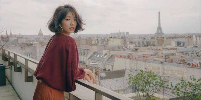 Gaya Riasan Natural Romantis ala Park Shin-hye