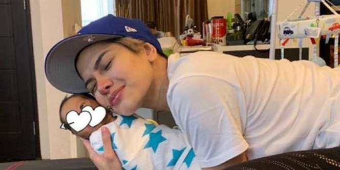 Gendong Anak, Benda di Meja Nikita Mirzani Bikin Salfok