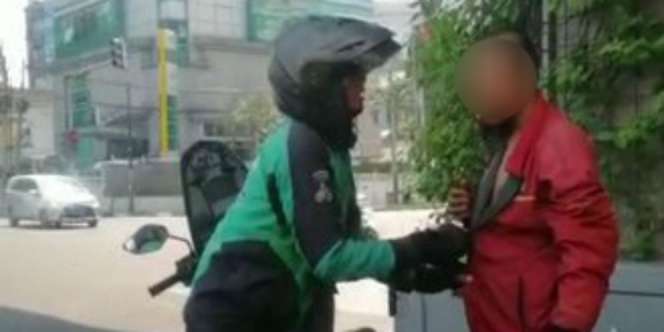 Viral Kisah Driver Ojol Memasangkan Jaket ke Pria Pengidap Gangguan Jiwa