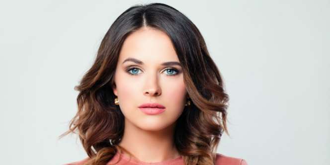 Cara Membuat Rambut Gelombang Sendiri dengan Catokan