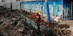 Ya Ampun.. Sampah Kondom dan Celana Dalam Sumbat Gorong-Gorong Mega Kuningan