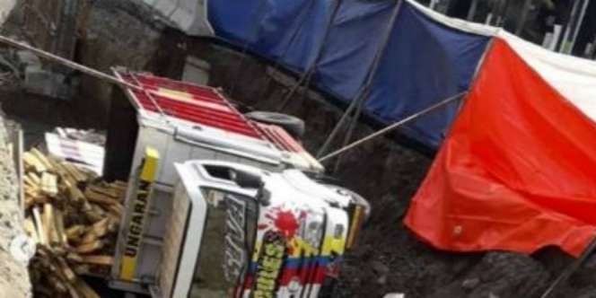 Video Detik-Detik Underpass Kentungan Ambrol, Truk dan Land Rover Nyungsep