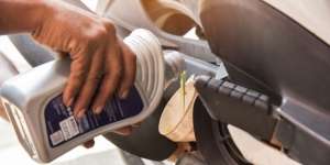 Sering Gonta-ganti Merek Oli, Mesin Motor Harus Rutin Dibilas?