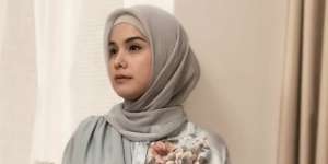 Gaya Kompak Annisa Pohan dan Putrinya Berhijab