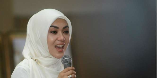 Cantiknya Syahrini Berhijab Sambil Gendong Keponakan