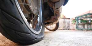 Selain Bocor, Ini 3 Penyebab Ban Motor Tiba-Tiba Kempis