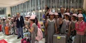Ketemu Anak-Anak di Bandara, Lihat Perlakuan Orang Terkaya Hong Kong Ini