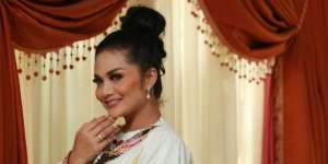 Liburan ke Roma, Krisdayanti Bawa Dompet Mungil Seharga Moge