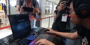 HP dan Omen Buat Laptop Gaming Berlayar Ganda