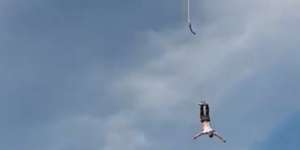 Mengerikan, Momen Pemain Bungee Jumping Lepas dari Tali Pengaman