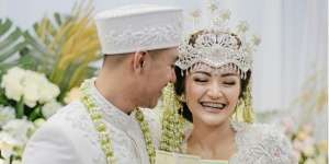 Cantiknya Siti Badriah Bermahkota Siger di Pernikahan