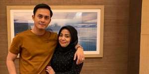 Dekap Istri dari Belakang, Wajah Suami Muzdalifah Jadi Sorotan