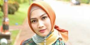 Berbaju Pengantin, Melody Eks JKT48 Mirip Ayu Ting Ting?