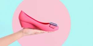 Semarak Warna Jelly Shoes untuk Ceriakan Musim Panas