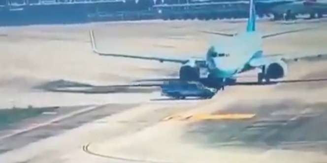 Video Menegangkan! Detik-Detik Mobil Nyaris Tertabrak Pesawat