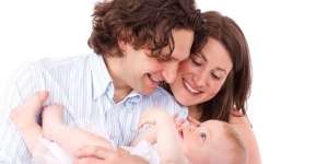 Inilah Alasan di Balik Seringnya Menggendong Bayi Pakai Tangan Kiri