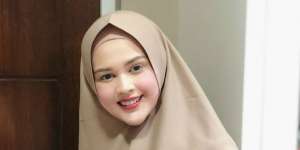 Cantiknya Cut Meyriska dengan Hijab Mermaid Dress saat Lamaran