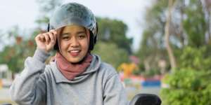Tips Memperbaiki Kaca Helm Tergores dan Lecet
