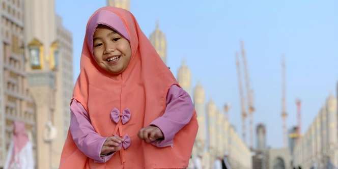 Gaya Imut Keponakan Syahrini Berhijab Bawa Tas Puluhan Juta