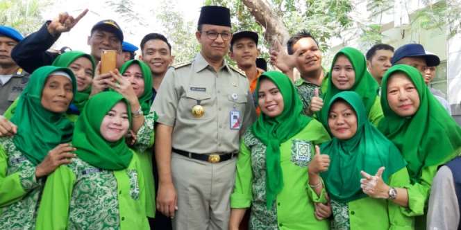 Gubernur Anies Lihat Aksi Handal Juleha Sembelih Hewan Kurban