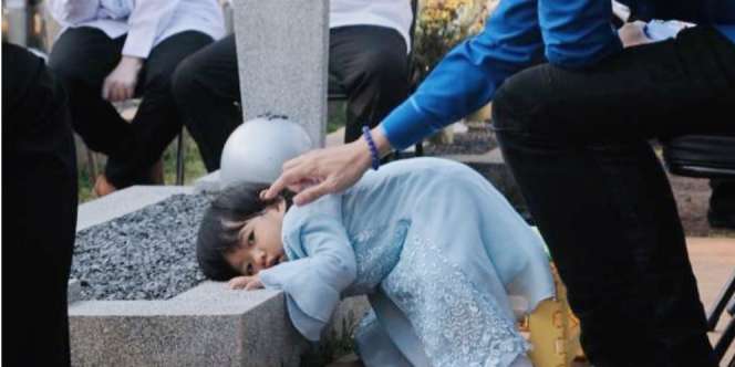 Foto Gayatri di Pusara Ani Yudhoyono Bikin Sedih Warganet