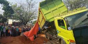 Truk Timpa Minibus, 4 Tewas, 1 Bayi Selamat