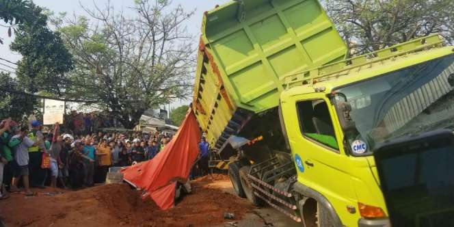 Truk Timpa Minibus, 4 Tewas, 1 Bayi Selamat