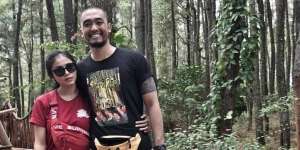 Uus Blak-blakan, Istrinya Hamil di Luar Nikah