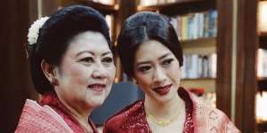 Potret Mengharukan Putri Aliya Rajasa Saat Nyekar ke Makam Ani Yudhoyono