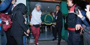 Detik-detik Para Sahabat Antarkan Jenazah Agung Hercules