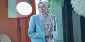 Gaya Stylish Cut Mini dengan Office Wear Feminin