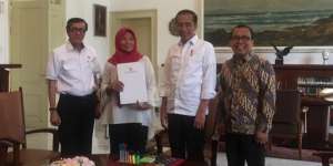 Senyum Baiq Nuril Saat Terima Keppres Langsung dari Jokowi