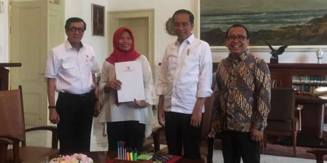 Senyum Baiq Nuril Saat Terima Keppres Langsung dari Jokowi