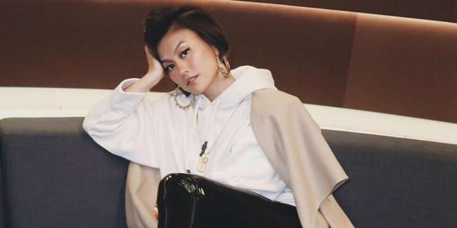 Harga Cincin Berkepala Singa Agnez Mo Bikin Jari Kesemutan