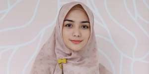 Berkelas, Gaya Hijab Syar'i Citra Kirana dengan Tas Mungil Mewah