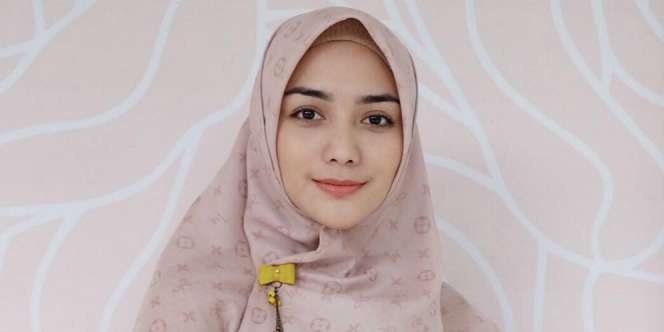 Berkelas, Gaya Hijab Syar'i Citra Kirana dengan Tas Mungil Mewah