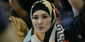 Inspirasi Gamis Boneka Syar'i ala Mulan Jameela