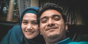 Reaksi Suami Baru Donna Harun Dengar `Sentilan` Ricky Harun Buat Ibunda