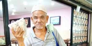 Kakek Ini Saban Hari Tempuh 100 Km Jual Ikan Asin untuk Obati Istri