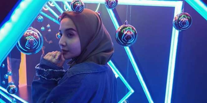 Gaya Swag Zaskia Sungkar dengan Baju Compang-camping